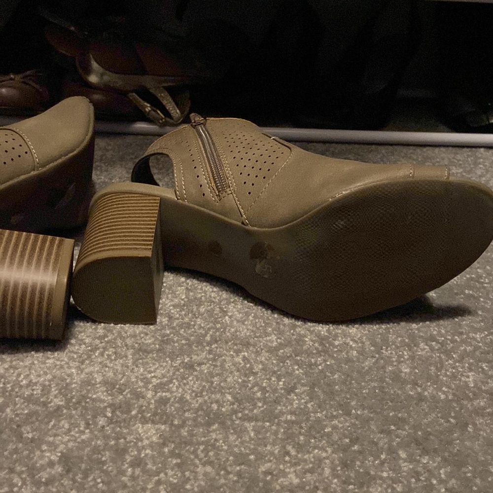 Heels - Picture 5 of 5